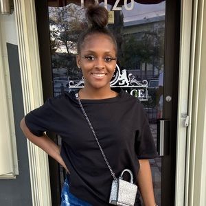 Meet your Posher, Lariel